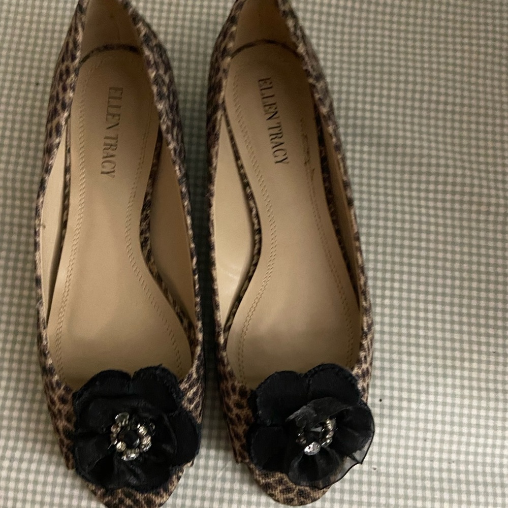 Peep toe flats